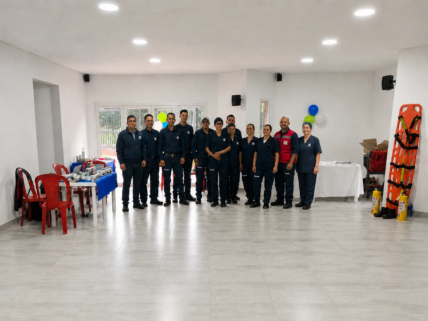 Equipo de colaboradores de Te Servimos reunido en jornada institucional
