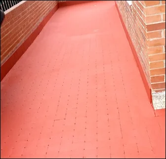 Después — La misma terraza lavada y con el piso repintado de forma uniforme