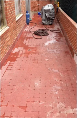 Antes — Terraza con la pintura del piso levantada y manchada, durante el lavado