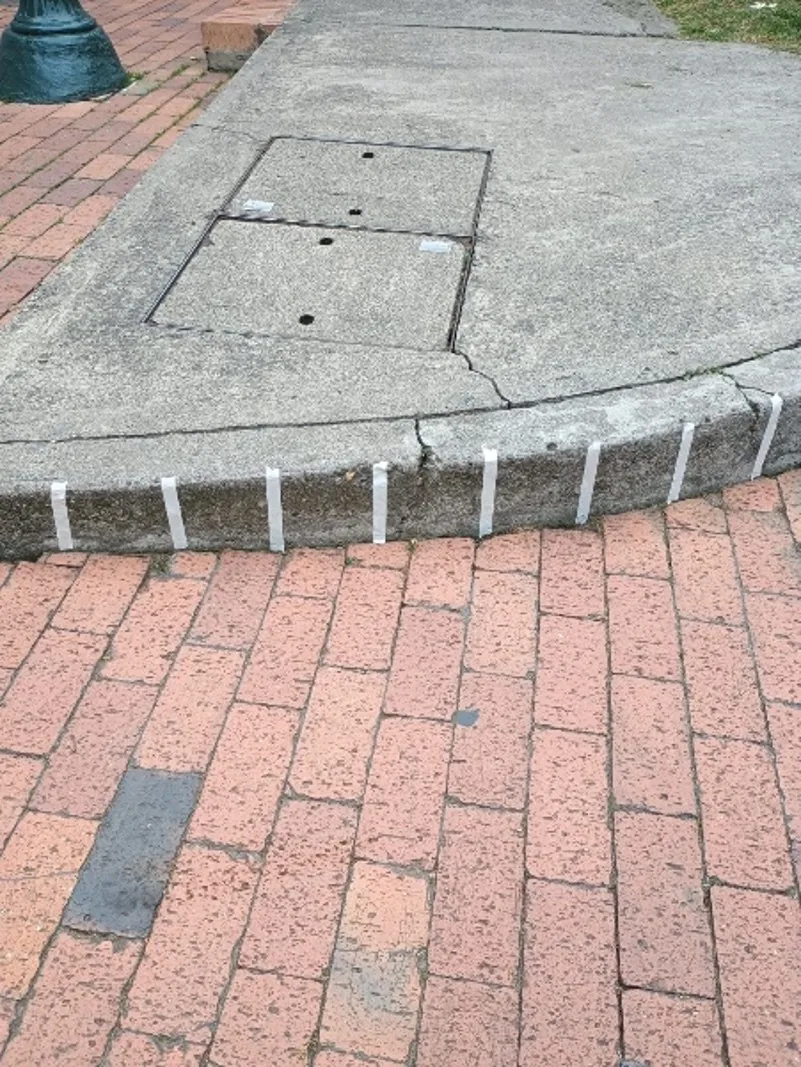 Antes — Sardinel de concreto sin demarcar, con las cintas guía ya colocadas